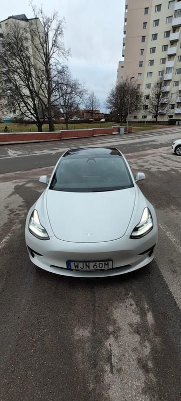 Begagnad 2020 Tesla Model 3 Standard Range Plus Sedan | 205 000 kr (Marknadspris) - Bild 1/4