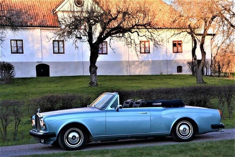 Ljusblå met/mörkblå sufflett/svart skinn Begagnad 1982 Rolls Royce Corniche Cab | 865 000 kr - Bild 1/4