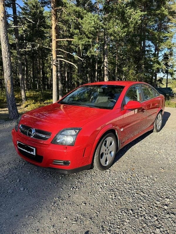 Röd Begagnad 2003 Opel Vectra GTS Halvkombi | 59 000 kr - Bild 1/4