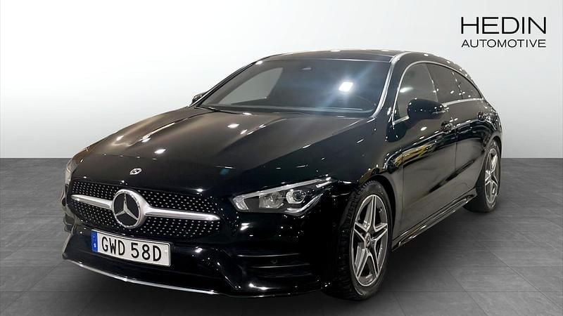 Svart Begagnad 2022 Mercedes CLA200 AMG line Kombi | 319 900 kr (Marknadspris) - Bild 1/4