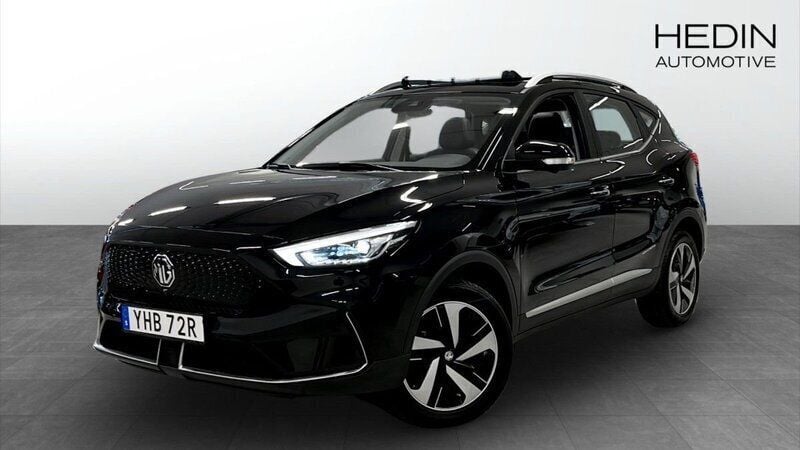 Svart (black) Begagnad 2021 MG ZS Luxury Sedan | 249 900 kr (Superpris) - Bild 1/4
