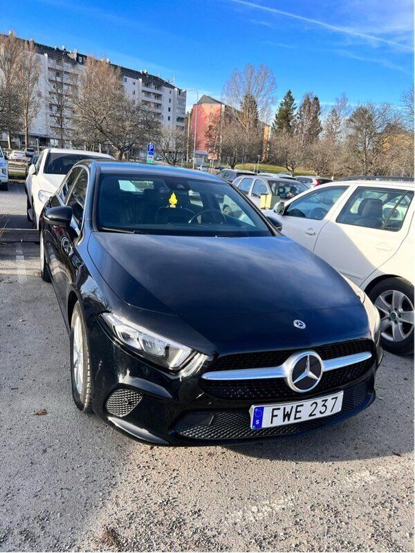 Svart Begagnad 2018 Mercedes A180 Halvkombi | 219 000 kr (Marknadspris) - Bild 1/3