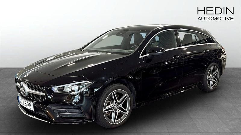 Svart (black) Begagnad 2022 Mercedes CLA250e Shooting Brake AMG Kombi | 329 900 kr (Marknadspris) - Bild 1/4