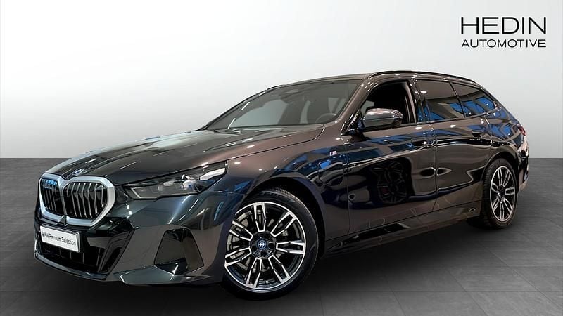 Grå (black) Begagnad 2025 BMW 530e Comfort Edition Kombi | 644 700 kr (Superpris) - Bild 1/4