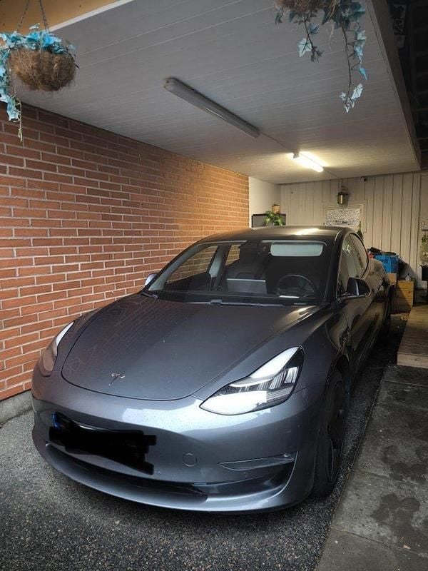 Grå Begagnad 2020 Tesla Model 3 Long Range AWD Sedan | 220 000 kr (Superpris) - Bild 1/3