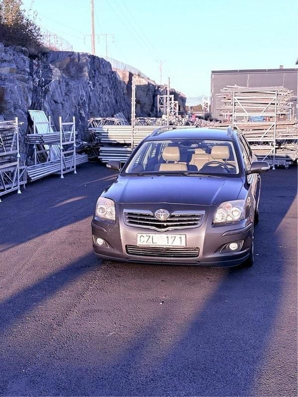 Grå Begagnad 2006 Toyota Avensis Kombi | 37 000 kr (Marknadspris) - Bild 1/4