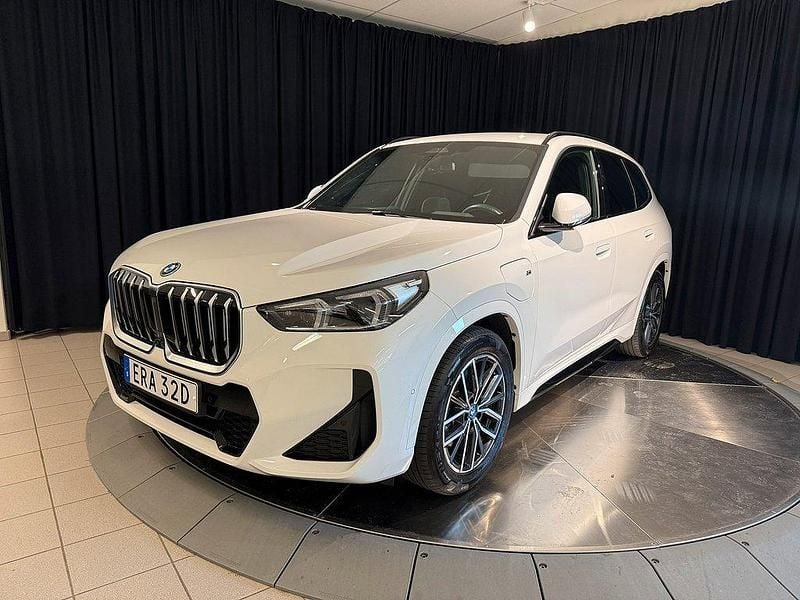 Vit Begagnad 2023 BMW X1 M Sport SUV | 519 000 kr (Marknadspris) - Bild 1/4