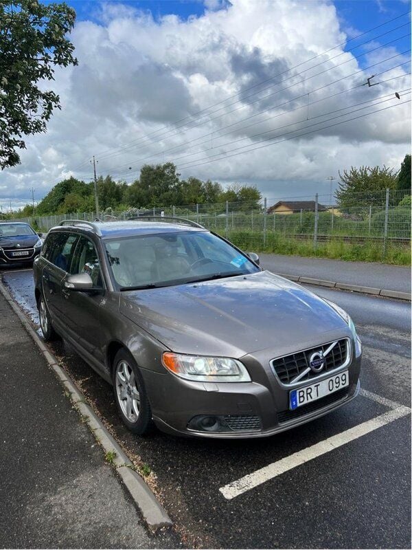 Grå Begagnad 2010 Volvo V70 Summum Kombi | 49 900 kr (Marknadspris) - Bild 1/4