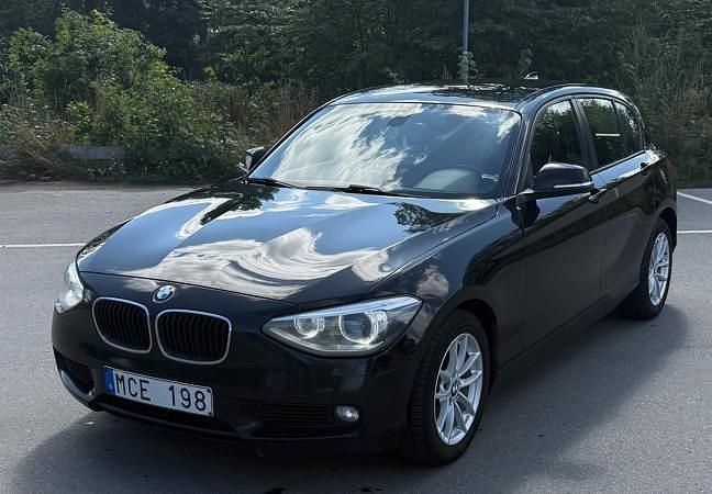 Svart Begagnad 2012 BMW 116 Comfort Edition Halvkombi | 67 000 kr (Dyr) - Bild 1/4