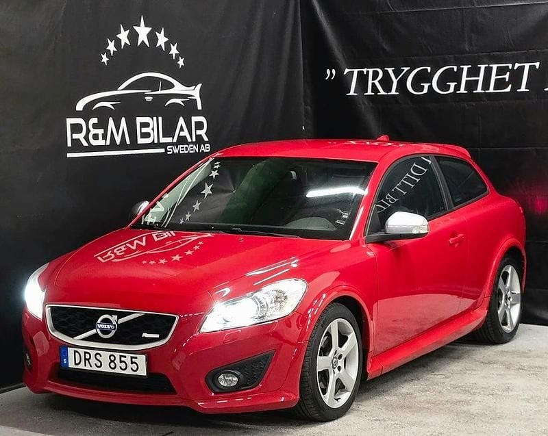 Röd Begagnad 2011 Volvo C30 R-Design Halvkombi | 54 800 kr (Marknadspris) - Bild 1/4