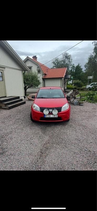 Röd Begagnad 2011 Dacia Sandero Halvkombi | 24 900 kr (Marknadspris) - Bild 1/4