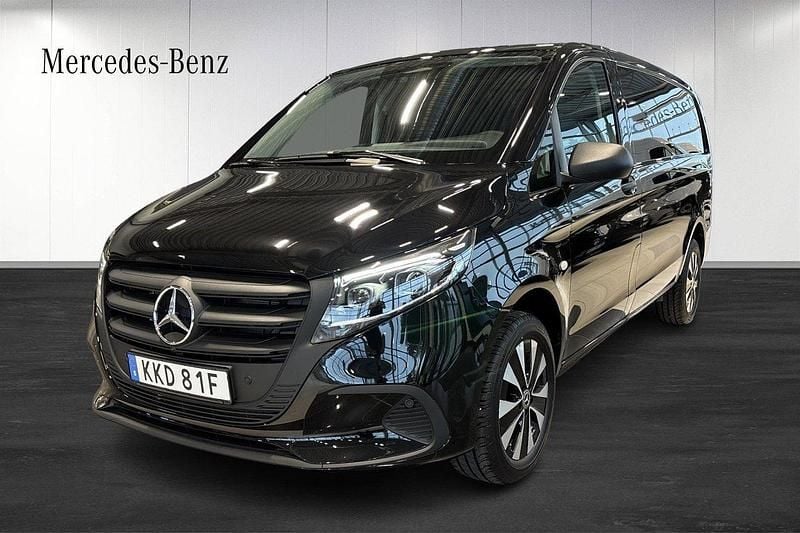 Svart (obsidiansvart metallic) Ny 2025 Mercedes Vito Van | 643 750 kr (Marknadspris) - Bild 1/4