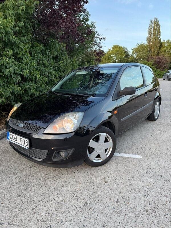 Svart Begagnad 2006 Ford Fiesta Halvkombi | 26 000 kr (Marknadspris) - Bild 1/4