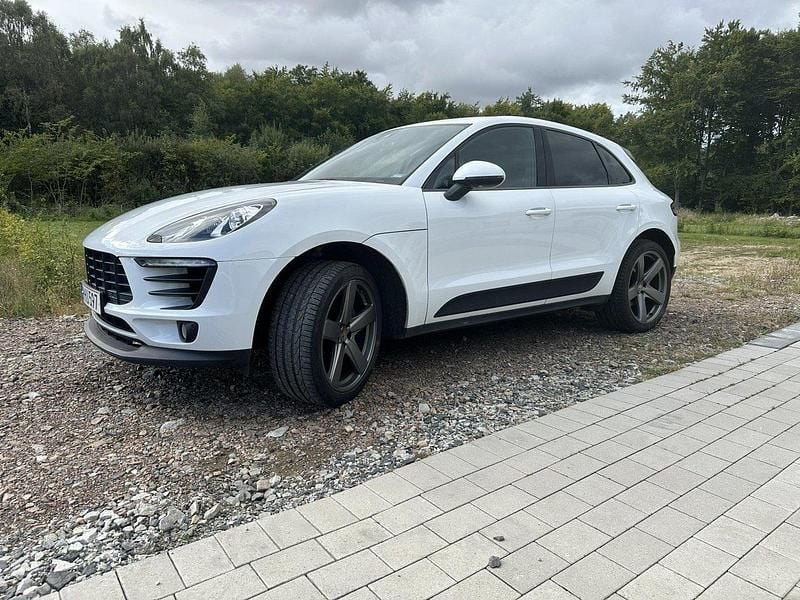 Vit Begagnad 2017 Porsche Macan SUV | 295 000 kr (Marknadspris) - Bild 1/4
