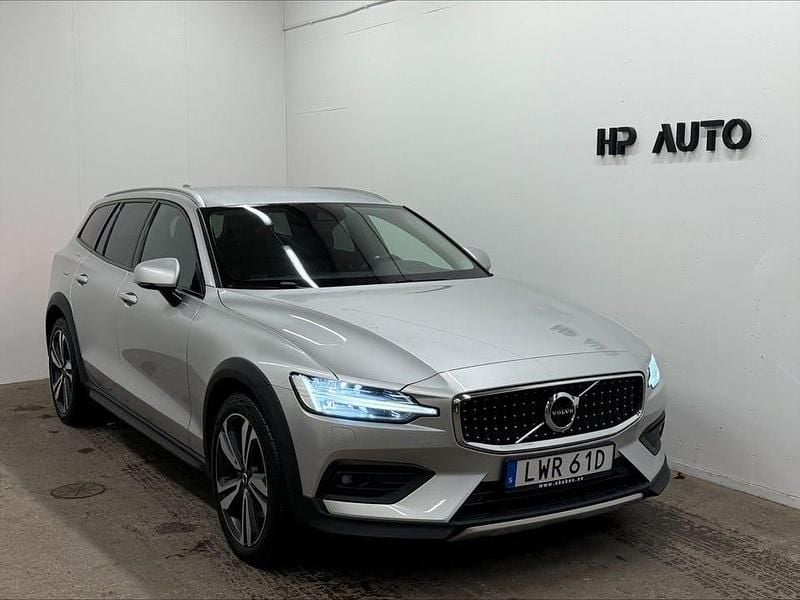 Silver Begagnad 2020 Volvo V60 CC Momentum Kombi | 209 900 kr (Marknadspris) - Bild 1/4