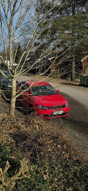 Röd Begagnad 2012 VW Jetta GT Sedan | 70 000 kr (Bra pris) - Bild 1/4