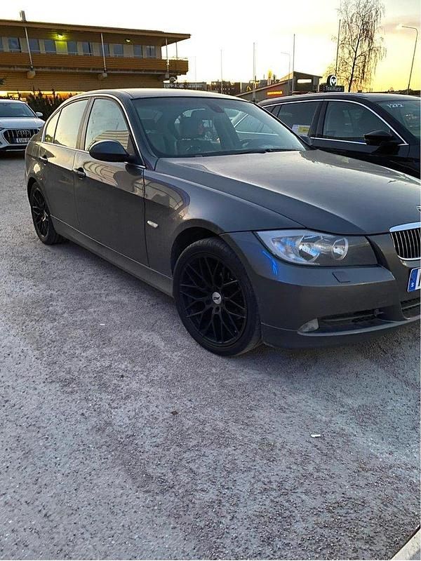 Grå Begagnad 2007 BMW 325 Advantage Sedan | 23 000 kr (Superpris) - Bild 1/4
