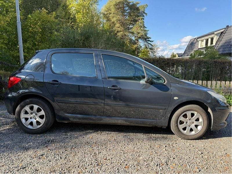 Grå Begagnad 2008 Peugeot 307 Halvkombi | 29 000 kr (Marknadspris) - Bild 1/4