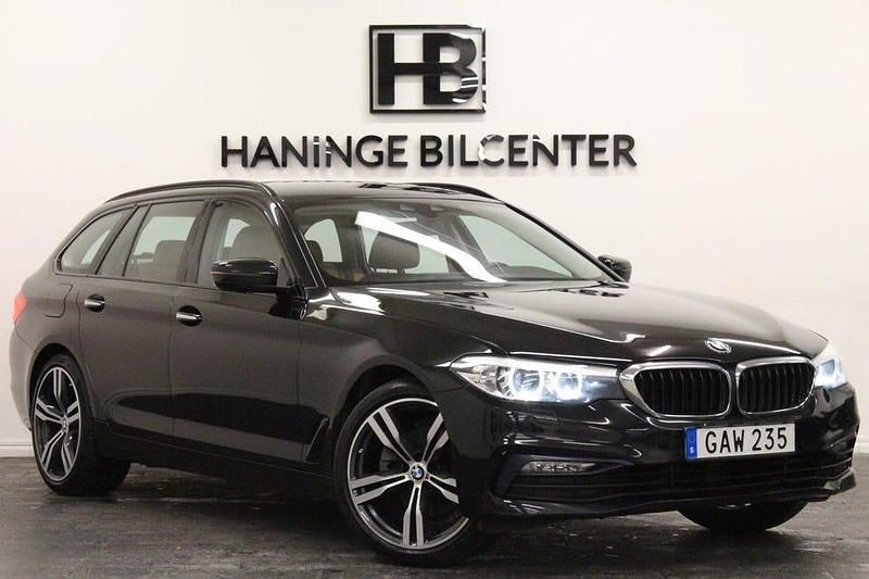 Svart Begagnad 2018 BMW 520 M Sport Kombi | 249 900 kr (Marknadspris) - Bild 1/4