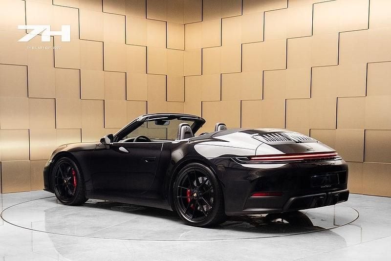 Begagnad Porsche 911 541 HK (397 kW) 2025 Svart Cab