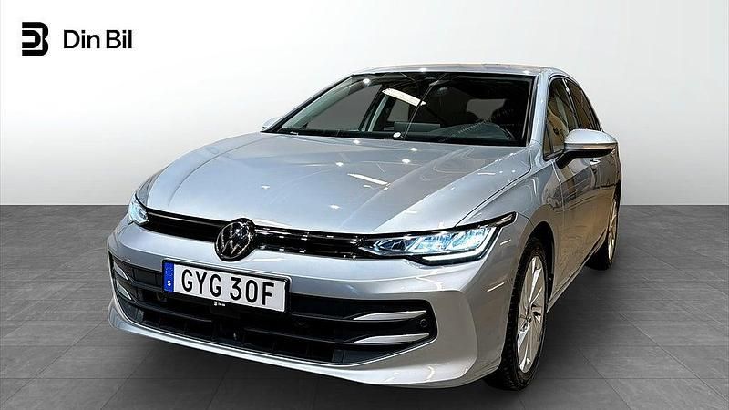 Oyster silver metallic Begagnad 2025 VW Golf VIII Edition Halvkombi | 289 900 kr (Bra pris) - Bild 1/4