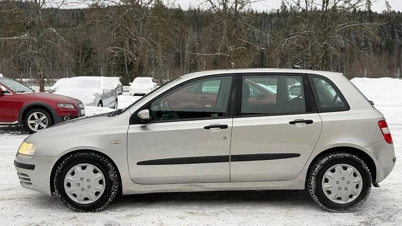 Begagnad Fiat Stilo 103 HK (75 kW) 2002 Silver Halvkombi