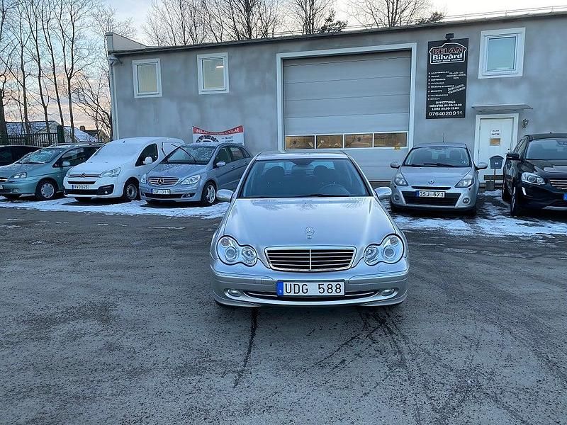 Grå Begagnad 2003 Mercedes C200 Avantgarde Sedan | 46 900 kr (Lite dyr) - Bild 1/4