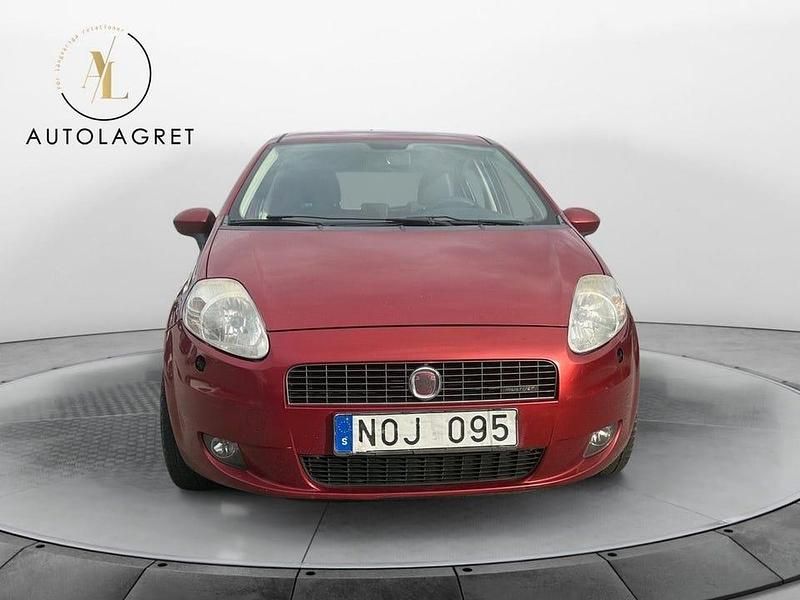 Begagnad Fiat Grande Punto Dynamic 75 HK (55 kW) 2007 Röd Halvkombi