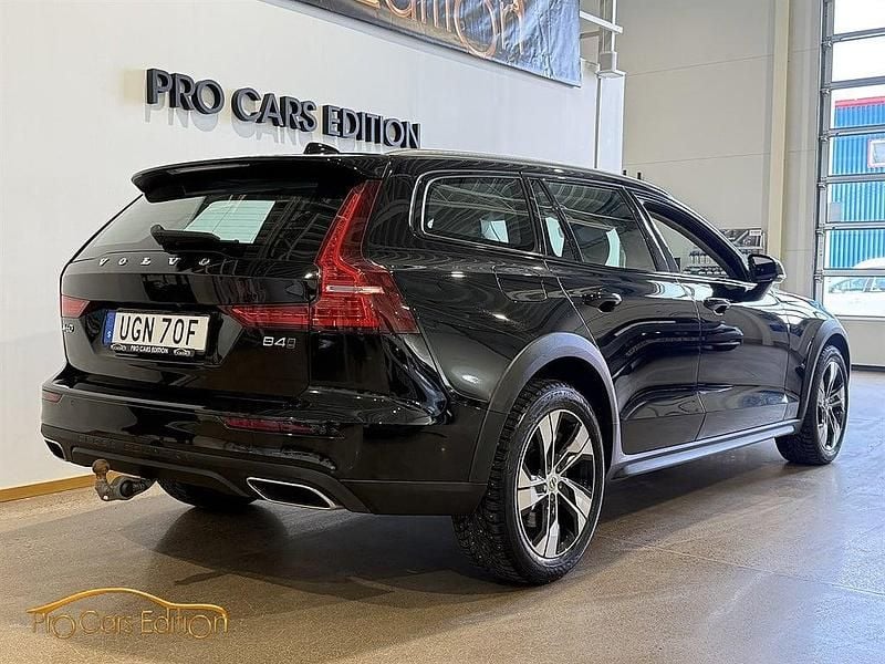 Begagnad Volvo V60 CC Momentum 197 HK (144 kW) 2021 Svart Kombi