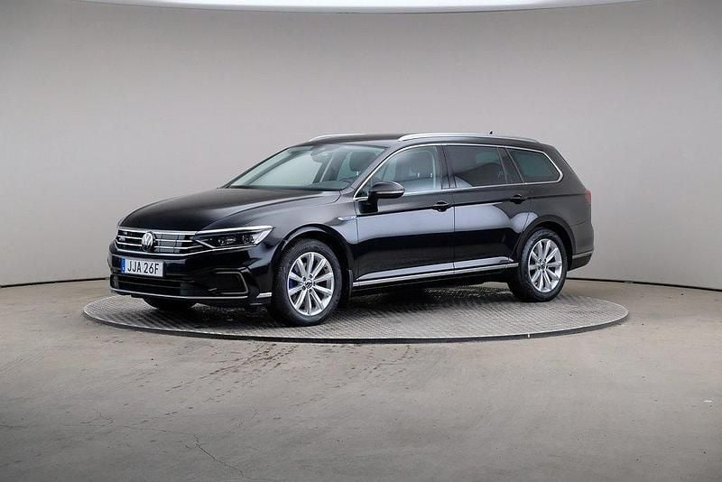 Svart Begagnad 2023 VW Passat Executive Kombi | 339 000 kr (Marknadspris) - Bild 1/4