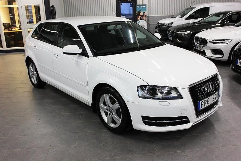 Vit Begagnad 2011 Audi A3 Sportback Attraction Halvkombi | 75 500 kr (Marknadspris) - Bild 1/4