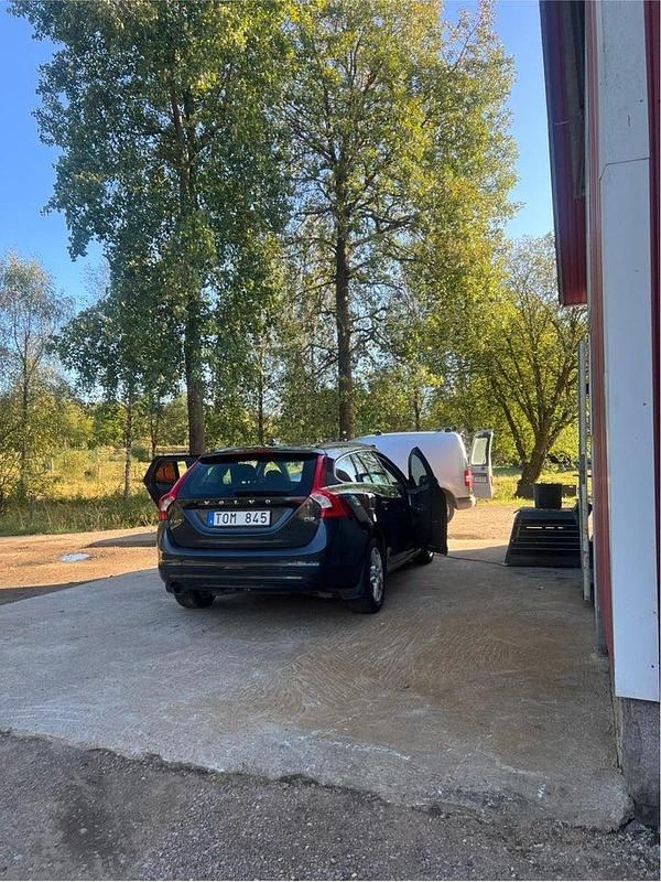 Grå Begagnad 2014 Volvo V60 Momentum Kombi | 90 000 kr (Marknadspris) - Bild 1/4