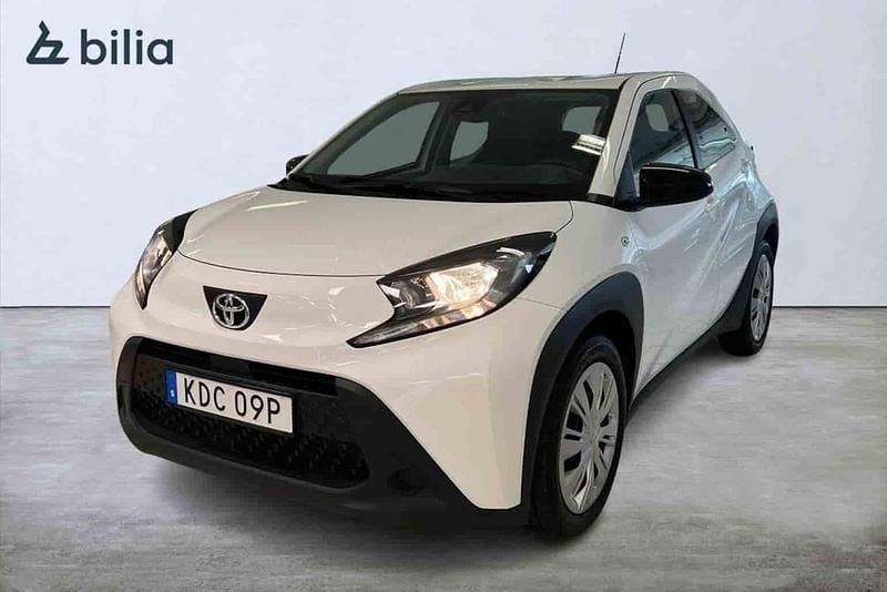 Vit Begagnad 2022 Toyota Aygo Play Halvkombi | 159 900 kr (Marknadspris) - Bild 1/1
