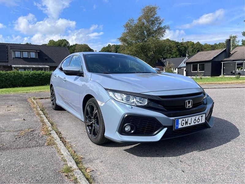 Grå Begagnad 2018 Honda Civic Elegance Halvkombi | 159 000 kr (Marknadspris) - Bild 1/4