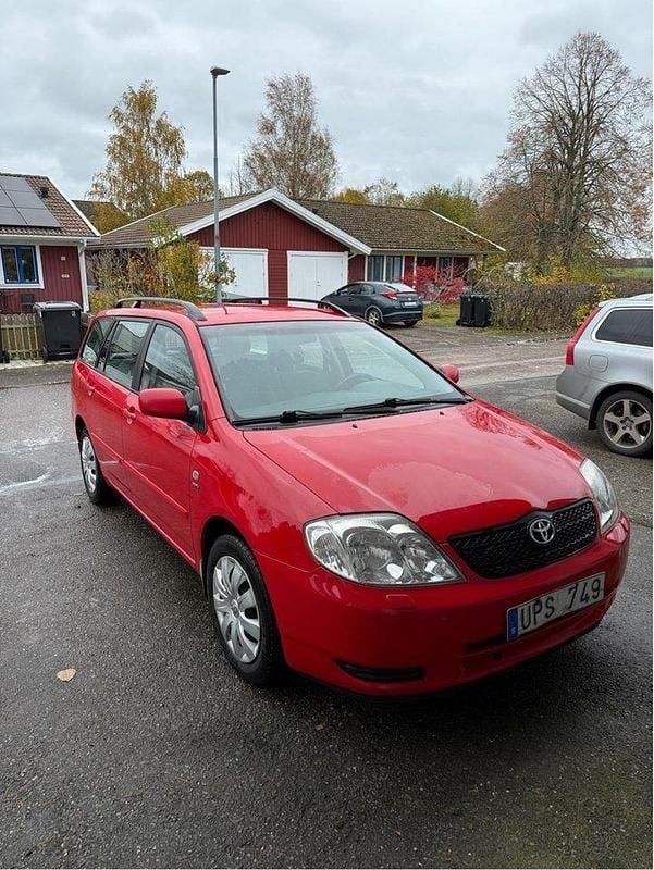 Röd Begagnad 2003 Toyota Corolla Kombi | 18 000 kr (Marknadspris) - Bild 1/4