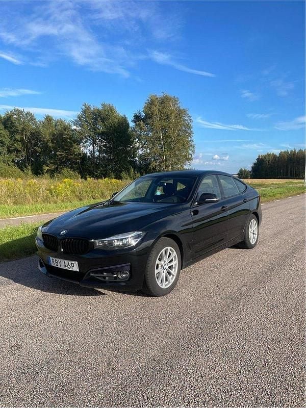 Svart Begagnad 2020 BMW 320 Gran Turismo Sport Line Halvkombi | 220 000 kr (Marknadspris) - Bild 1/4