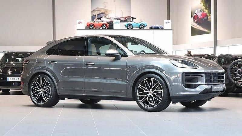 Grå Begagnad 2024 Porsche Cayenne SUV | 1 179 000 kr (Marknadspris) - Bild 1/4