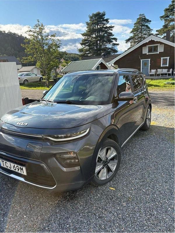 Grå Begagnad 2022 Kia Soul EV SUV | 249 000 kr (Lite dyr) - Bild 1/2