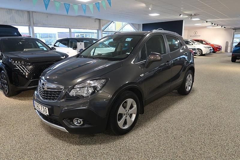 Grå Begagnad 2015 Opel Mokka SUV | 124 900 kr (Marknadspris) - Bild 1/4