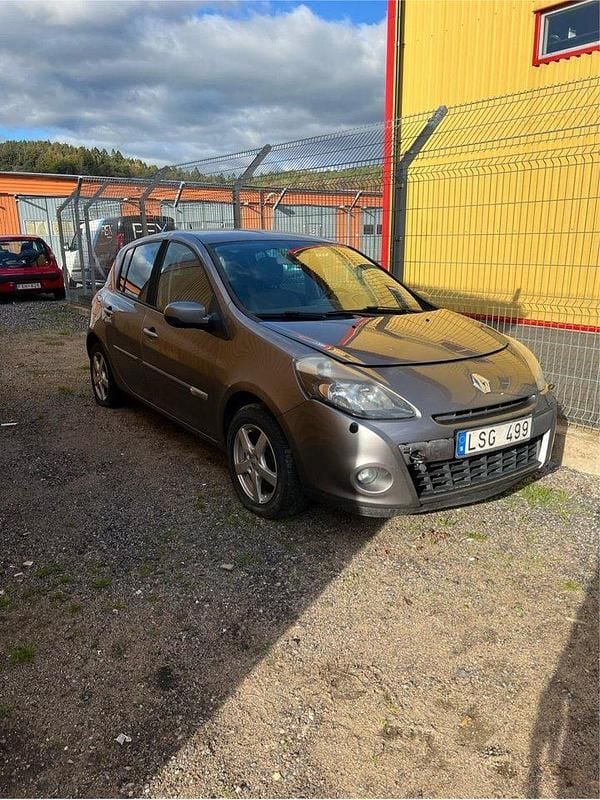 Grå Begagnad 2011 Renault Clio R.S. Halvkombi | 10 000 kr (Superpris) - Bild 1/2