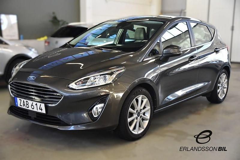 Grå Begagnad 2017 Ford Fiesta Titanium Halvkombi | 89 900 kr (Marknadspris) - Bild 1/4