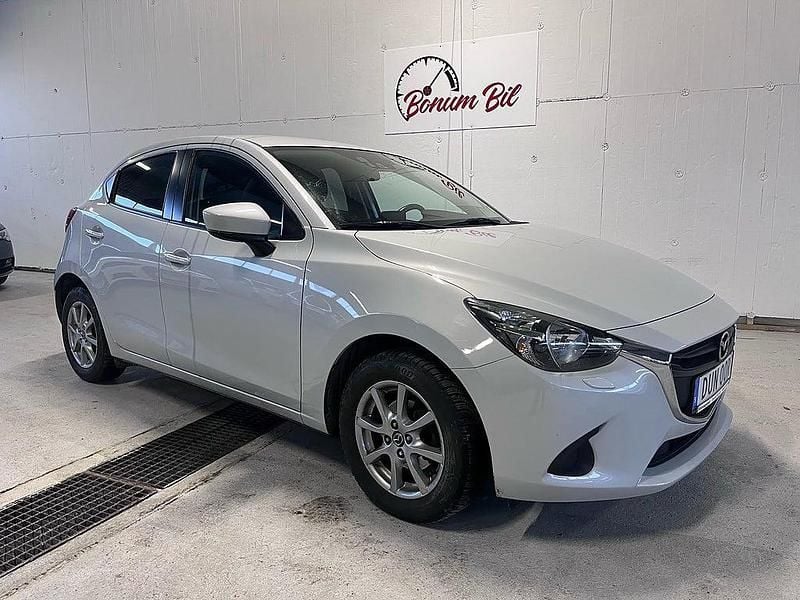 Vit Begagnad 2018 Mazda 2 Halvkombi | 149 900 kr (Marknadspris) - Bild 1/4