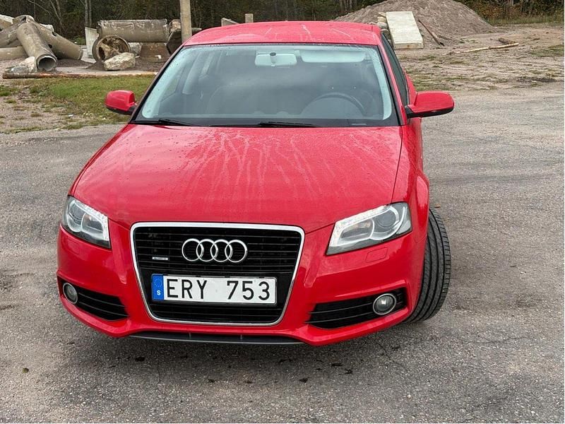 Röd Begagnad 2012 Audi A3 Sportback Attraction Halvkombi | 78 900 kr (Marknadspris) - Bild 1/4
