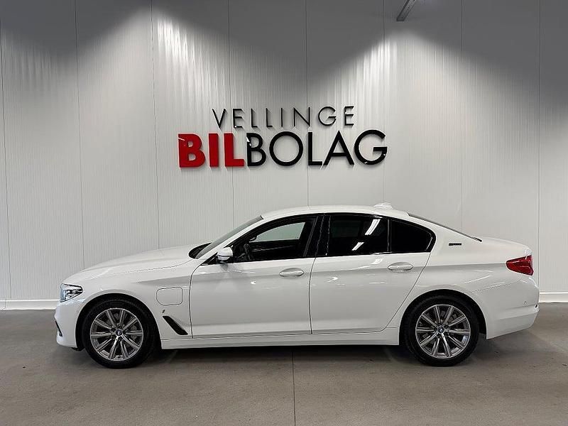 Vit Begagnad 2019 BMW 530e iPerformance Sedan | 219 500 kr (Marknadspris) - Bild 1/4