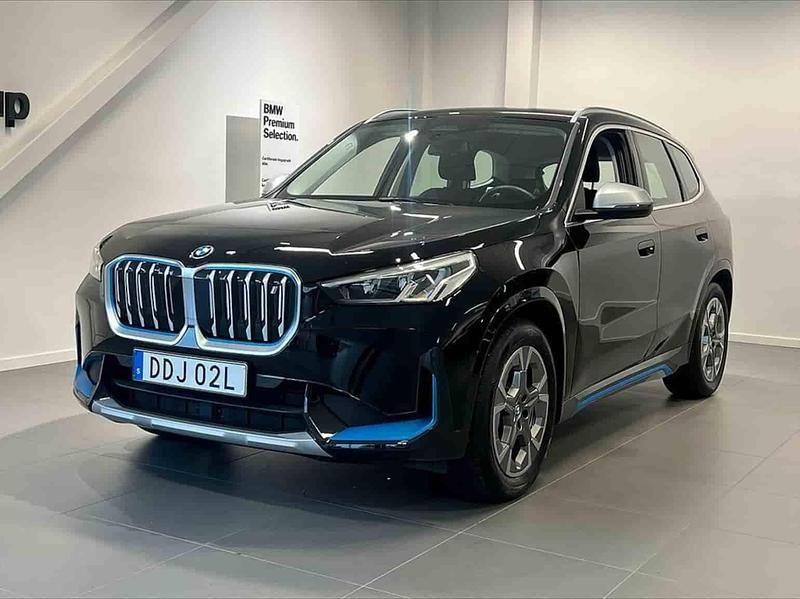 Svart Begagnad 2023 BMW iX1 xLine SUV | 499 900 kr (Marknadspris) - Bild 1/1