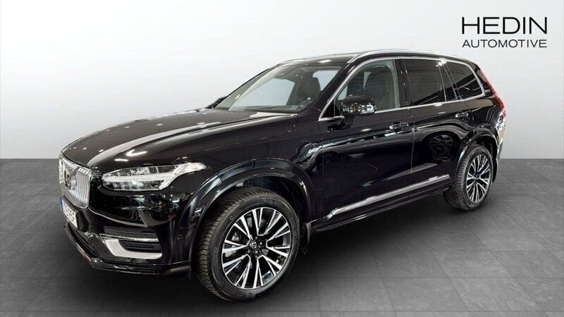 Svart (black) Begagnad 2022 Volvo XC90 Plus SUV | 679 900 kr (Marknadspris) - Bild 1/4