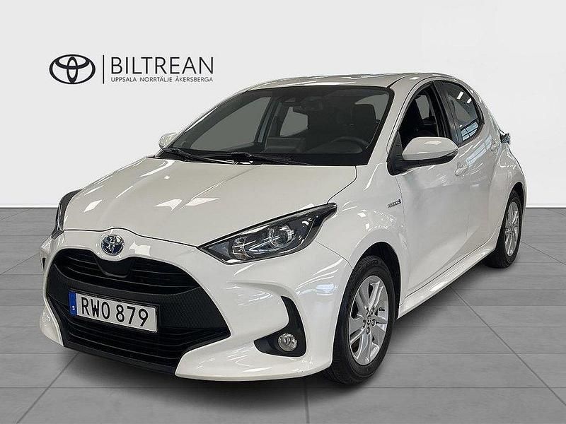 Vit Begagnad 2020 Toyota Yaris Hybrid Active Halvkombi | 199 000 kr (Marknadspris) - Bild 1/3