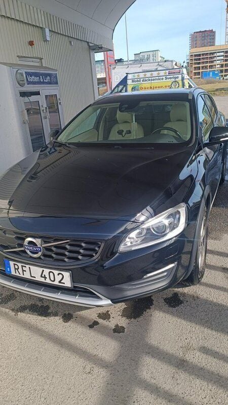 Svart Begagnad 2017 Volvo V60 CC Momentum Kombi | 165 000 kr (Superpris) - Bild 1/4