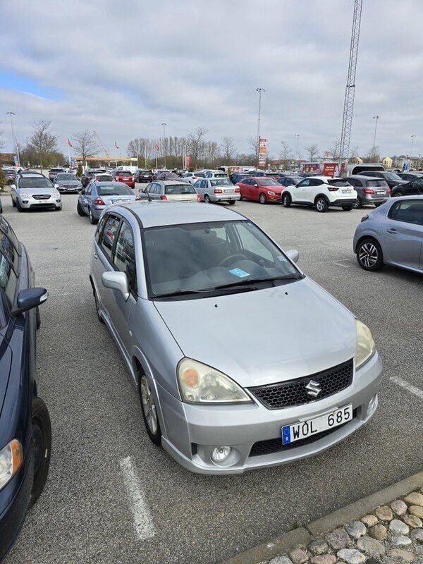 Silver Begagnad 2005 Suzuki Liana Halvkombi | 24 000 kr (Lite dyr) - Bild 1/4