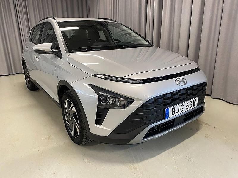 Grå Begagnad 2022 Hyundai Bayon Essential SUV | 184 700 kr (Marknadspris) - Bild 1/4